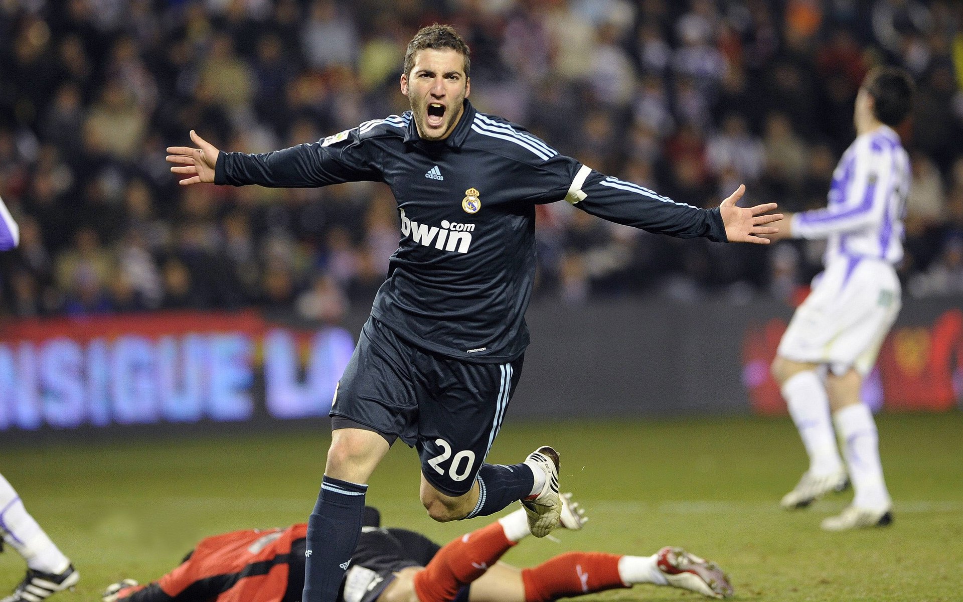 开云全站-英超冲刺战：悬念逐渐升温！，英超本轮集锦视频